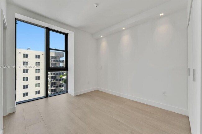 Building Photo - 700 NE 24th St