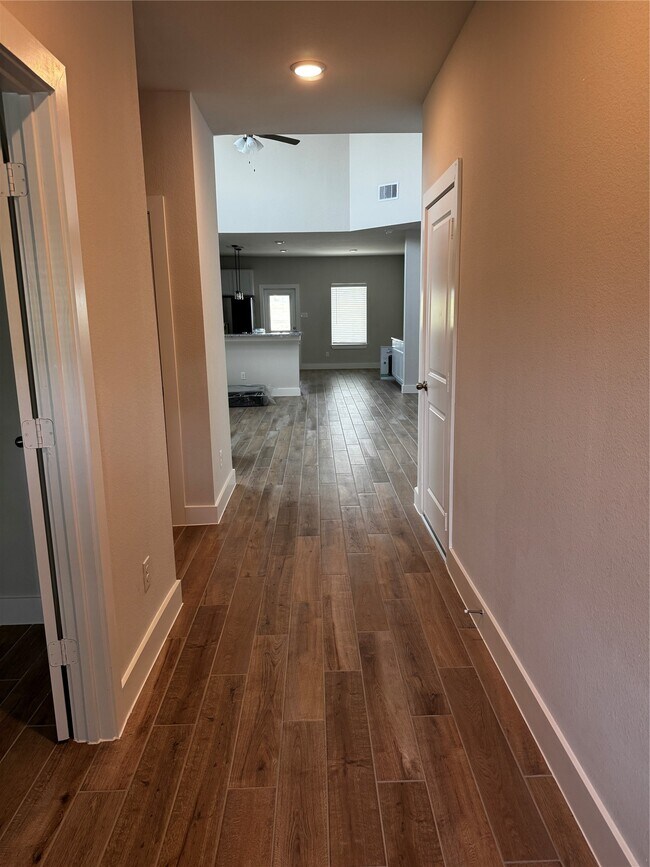 Building Photo - 359 Twin Lakes Blvd W
