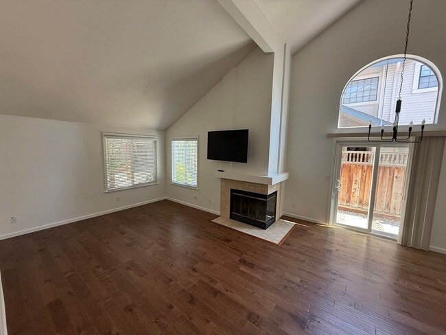 Building Photo - Updated 2 Bed + Loft / 2 Bath Home in Desi...