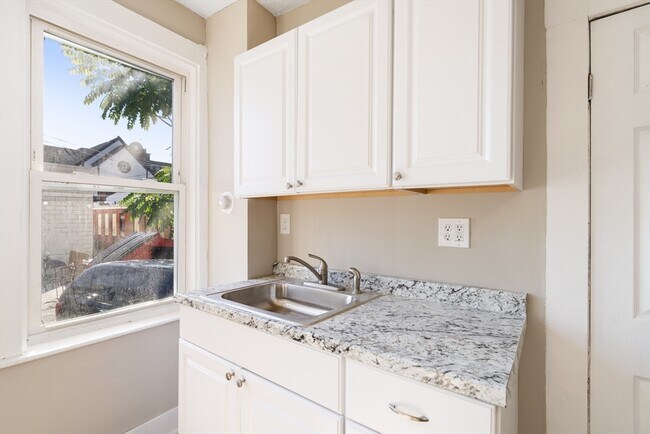 Primary Photo - 114 Appleton St