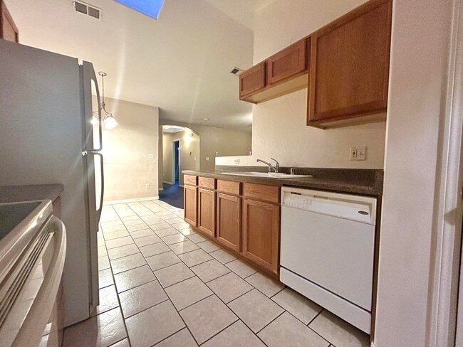 Building Photo - 85 Hartel Pl