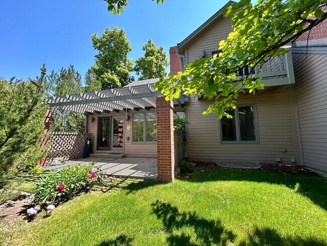 Building Photo - Gorgeous 4 Bedroom Townhome Steps from Boulder Country Club