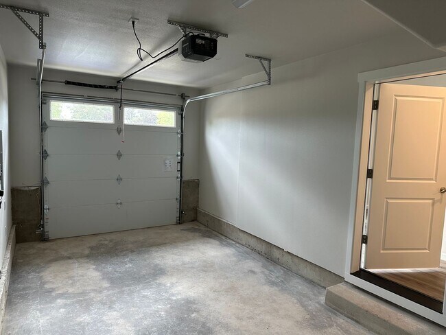 Building Photo - Brand New 3 Bed / 3 Bath Duplex! First Mon...