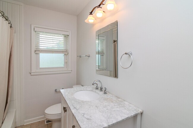 Building Photo - 282 Zandale Dr