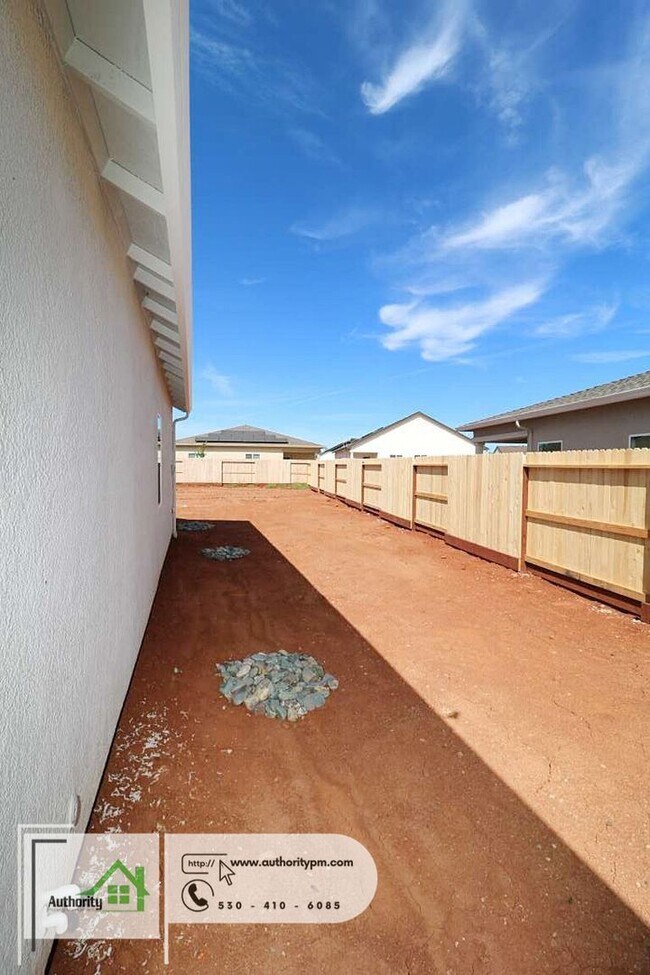 Building Photo - 2141 Hilltop Dr