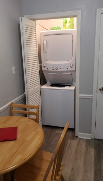 Building Photo - 561 Brookside Ct