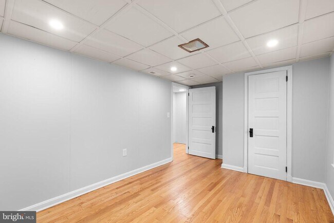 Building Photo - 715 Anderson Ave