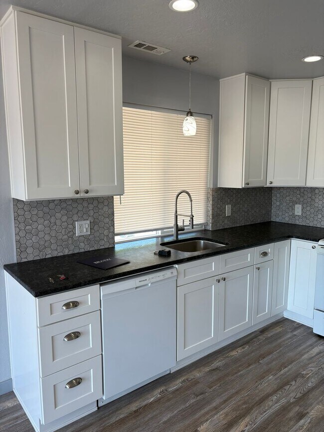 Building Photo - St. George Townhome with a Basement!