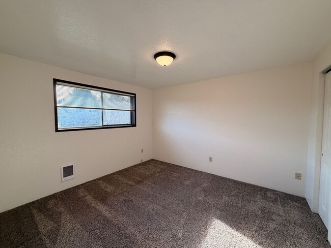 Building Photo - 104-114 SW Chandler Dr