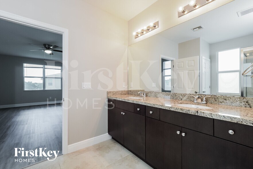 Building Photo - 1183 NW Leonardo Cir