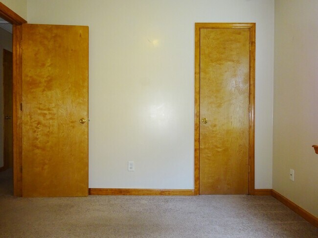 Building Photo - 3 BR w/ Bonus Room Minutes to MCAS!