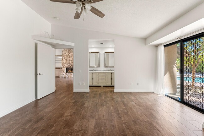 Building Photo - 40588 Clover Ln