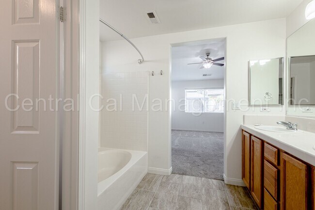 Building Photo - 4 Bedroom/2 Bath Home in the Southwest - $...