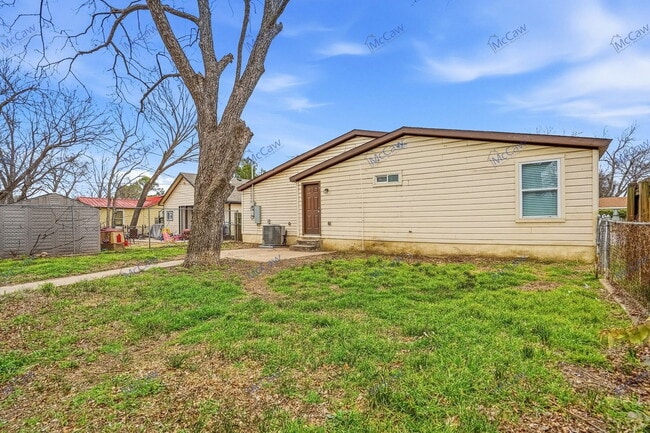 Building Photo - 508 W Lone Star Ave