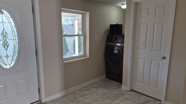 Building Photo - Charming Downtown Sunbury Home!