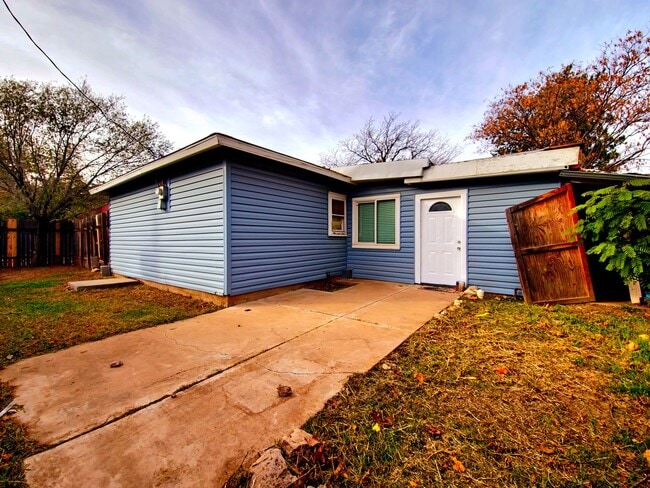 Building Photo - AUGUST PRE-LEASE - 3/2/2 In the Medical District