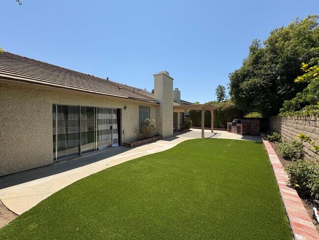 Building Photo - 2133 Laurelwood Dr