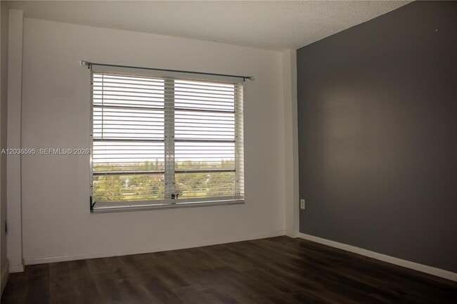 Building Photo - 4164 Inverrary Dr