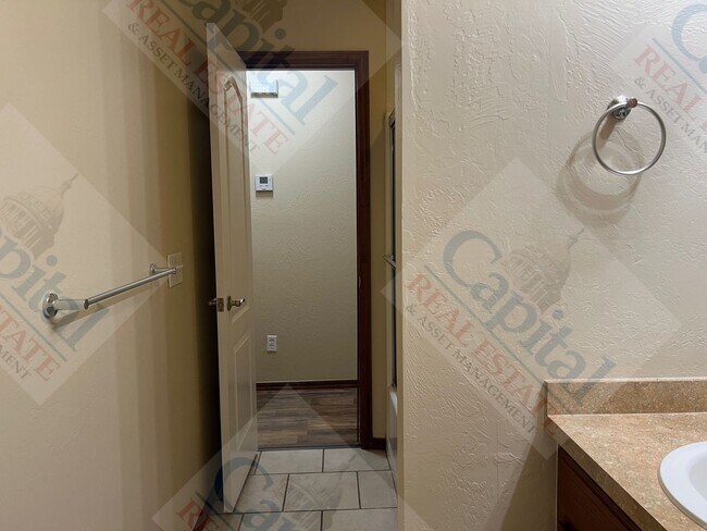 Building Photo - Spacious Duplex in Harrah