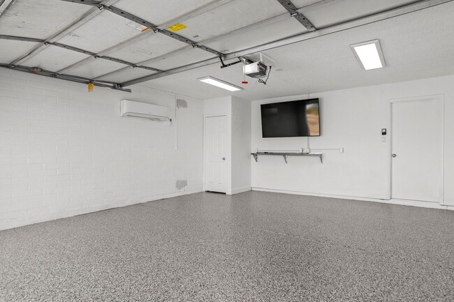 Building Photo - Prime ASU Location 5BR Home with Pool & Garage