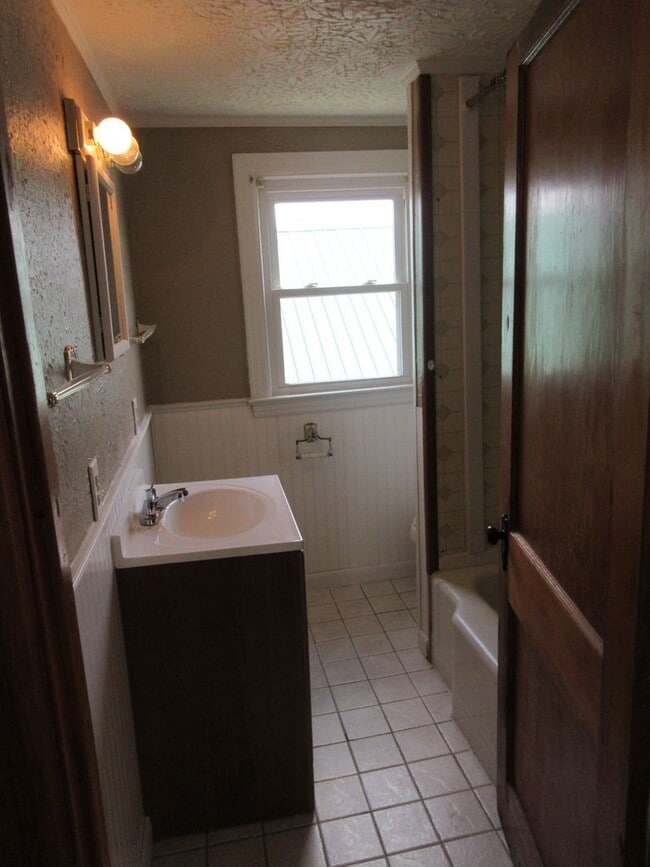 Building Photo - 2 Bedroom Northside Home! Great Use of Space and Nice Yard!