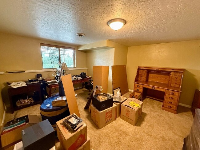 Building Photo - Spacious 4 Bed 3.5 Bath Home in Frenchtown!
