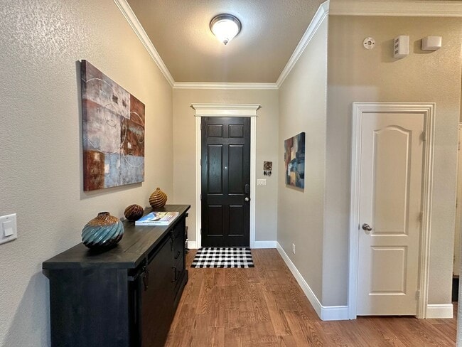 Building Photo - Stunning 3 Bed 2 Bath in Flint!