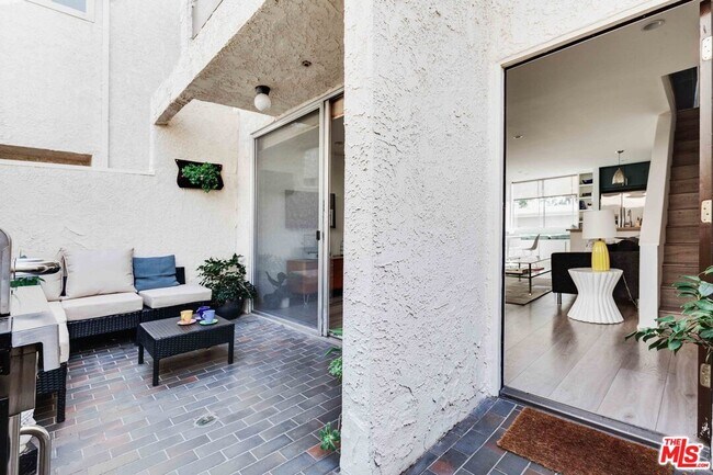 Building Photo - 960 N San Vicente Blvd