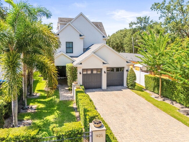 Building Photo - Experience Elegance and Comfort: Spacious ...