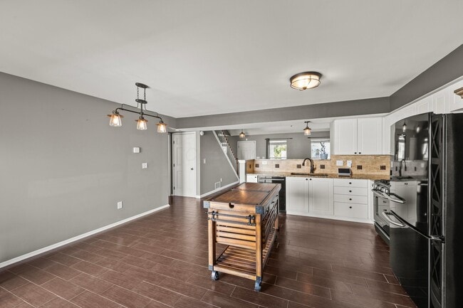 Building Photo - 4462 Alameda Dr
