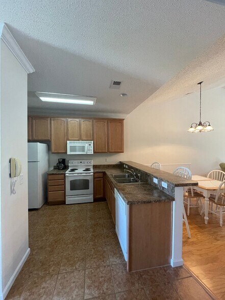 Building Photo - 5822 Longwood Dr