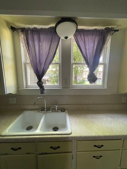 Building Photo - 704 S Anglin St