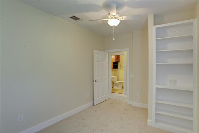 Building Photo - 905 Brentwood St