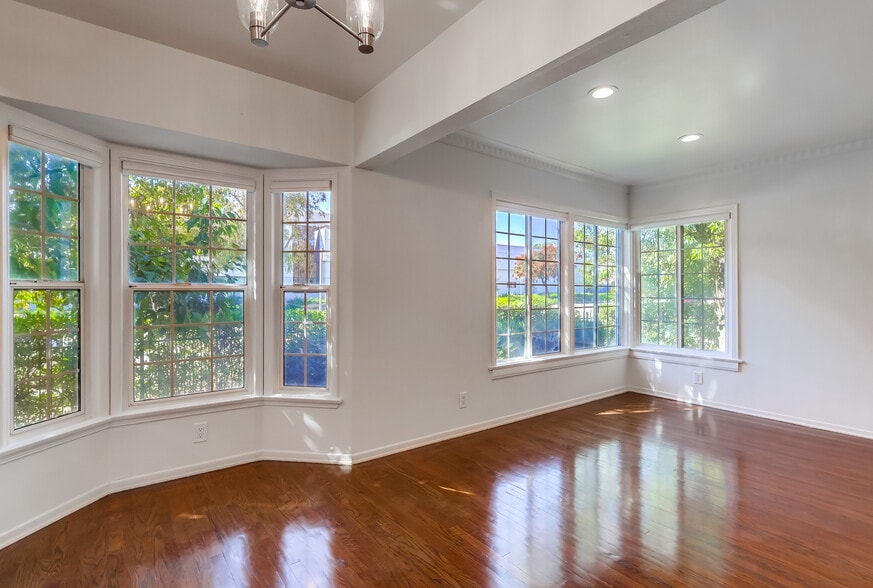 Living room and dinning room - 11690 Margate St