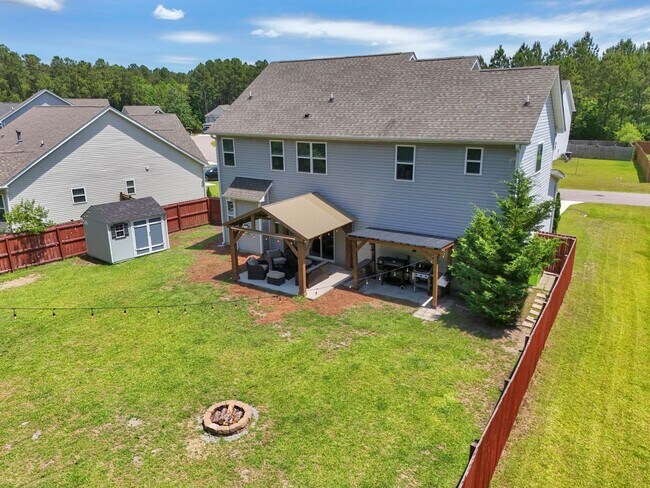 Building Photo - 4 bedroom 2.5 bathroom home close to beaches, shopping, and Marine Corps Bases.