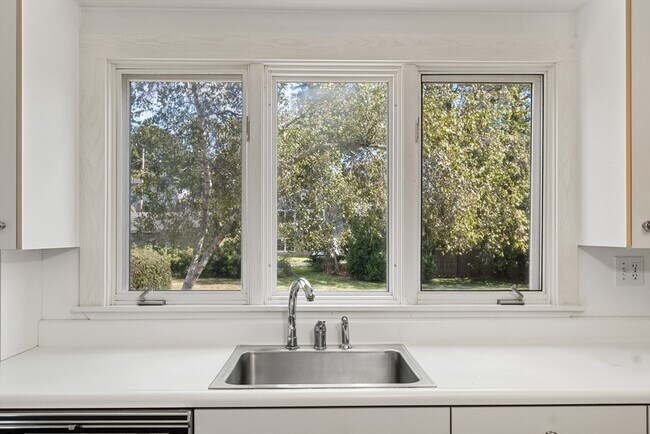 Building Photo - 84 Mt Pleasant Ave