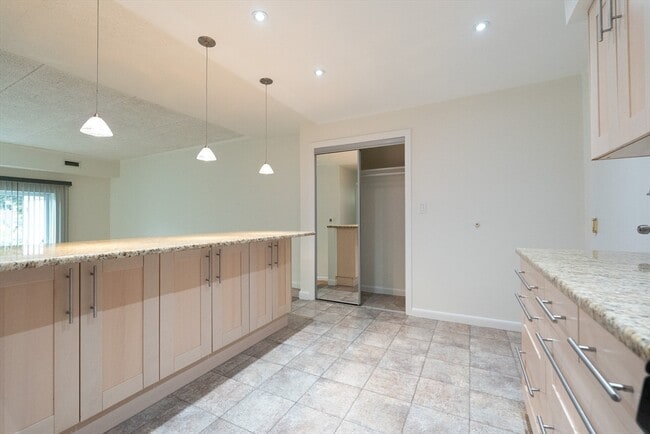 Building Photo - 44 Broadlawn Park