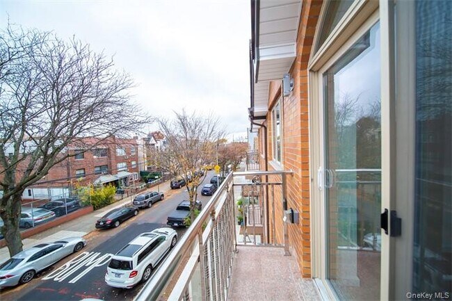 Building Photo - 39-55-3957 57th St