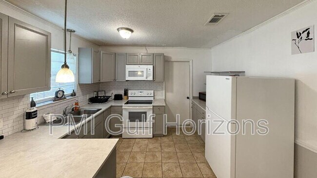 Building Photo - 738 Carondelay Dr