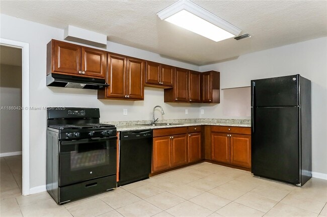 Building Photo - 7109 Glenwood Dr