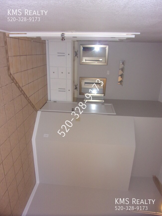 Building Photo - 3 Bedroom 2 Bath- 10048 E Desert Aire Driv...