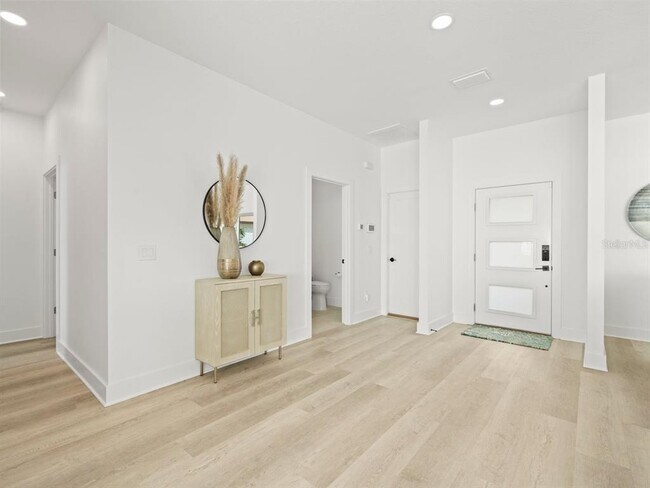 Building Photo - 1909 Gulfview Dr