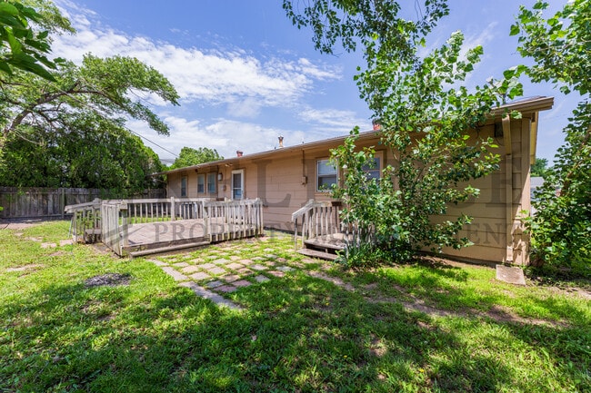 Building Photo - 7429 W Frazier Ln