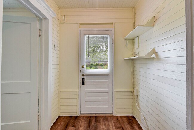 Building Photo - Charming 3-Bedroom Cottage in The Heights