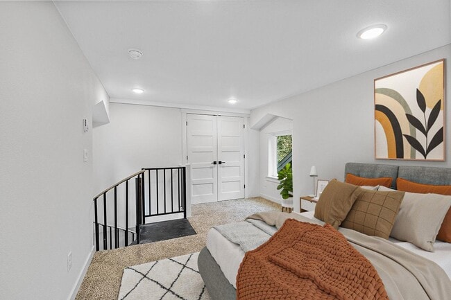 Building Photo - Stylish Portsmouth apartment by dining, pa...