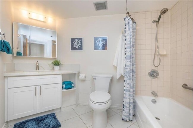 Building Photo - One bedroom one bath in Highly Desirable Building