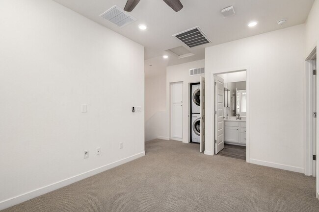 Building Photo - 2720 S Decatur Dr