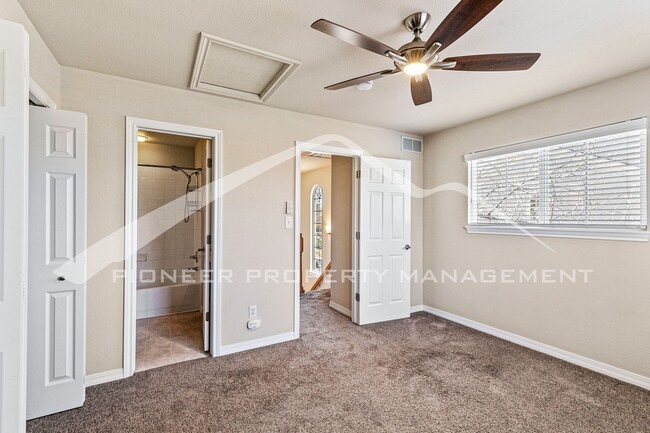 Building Photo - Spacious Townhouse with Fenced Patio and W...