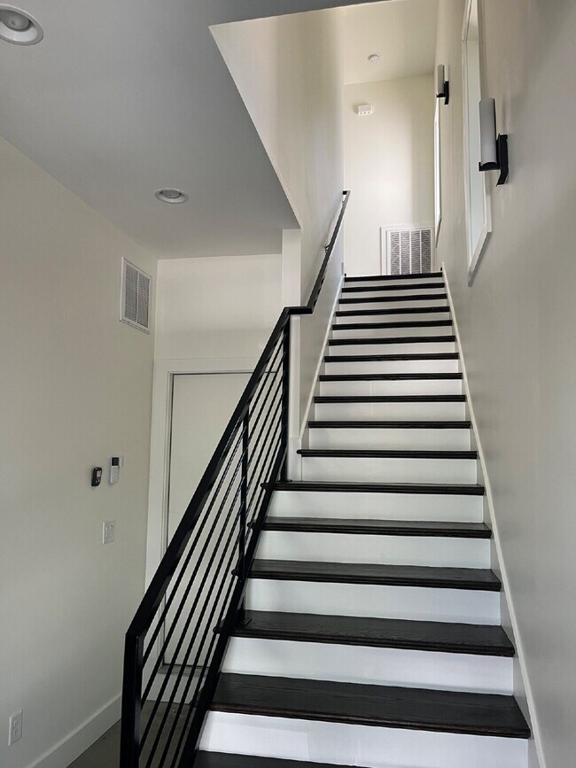 Building Photo - "Spacious Urban Living: 3-Bedroom Townhouse with 3.5 Baths in Nashville's Vibrant Core!" STUNNING...