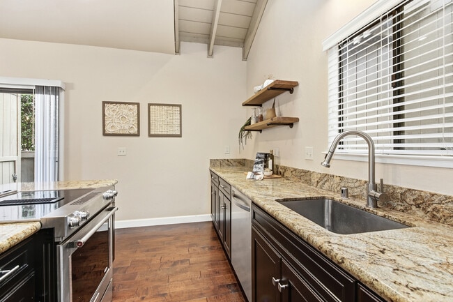 Building Photo - 2220 Boyer Dr